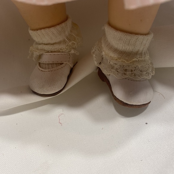 Geli doll with soft body and glass eyes with lashes. - Picture 5 of 10